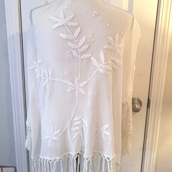 Chelsea And Violet Cream Colored Embroidered Cotton Lace Kimono. - Picture 4 of 8